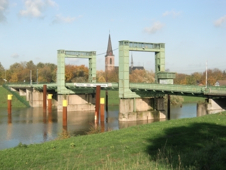 Duisburg-Walsum : Die Hubbrücke an der Königstraße ( Nordhafen )